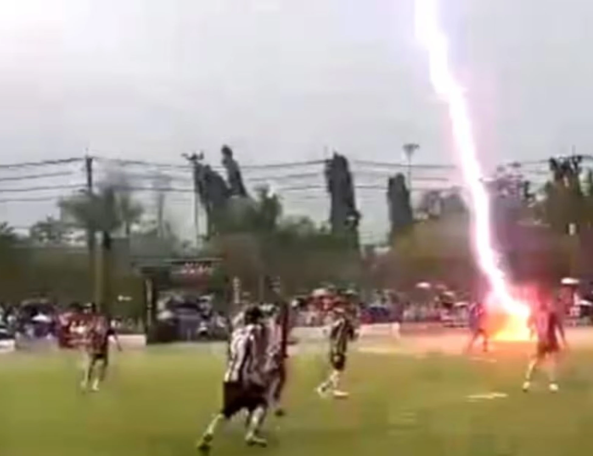 Thailandia, calciatore colpito da un fulmine in campo: morto sul colpo, video-choc