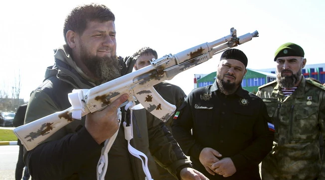Ramzan Kadyrov, il grande bluff? "Altro che Kiev, dove è stato beccato". L'ombra di Putin sul "macellaio ceceno"