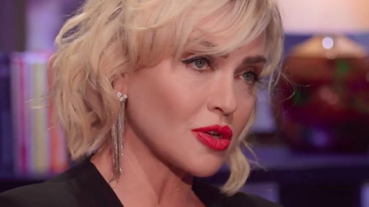 Paola Barale vuota il sacco sul flirt con la De Filippi: "Tutto falso, colpa di chi dimostrava il contrario"