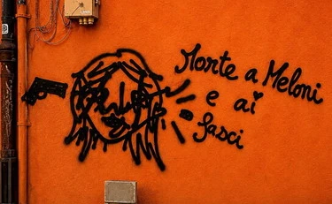 Giorgia Meloni, "morte ai fasci" e pistola alla tempia: la scritta choc a Bologna