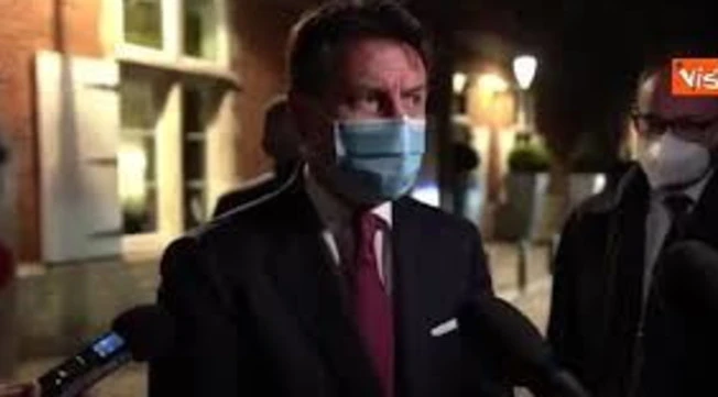 Coronavirus, la mossa di Giuseppe Conte: "Coprifuoco alle 22". Speranza all'oscuro? "A me non risulta"