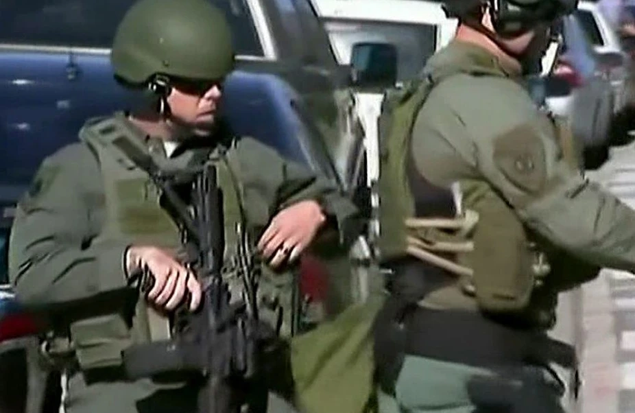 San Bernardino, sparatoria e strage: i tre killer in fuga su un Suv nero