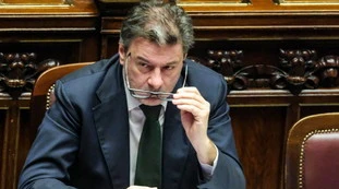 Giorgetti travolge la sinistra: "Cosa sta succedendo alla benzina"