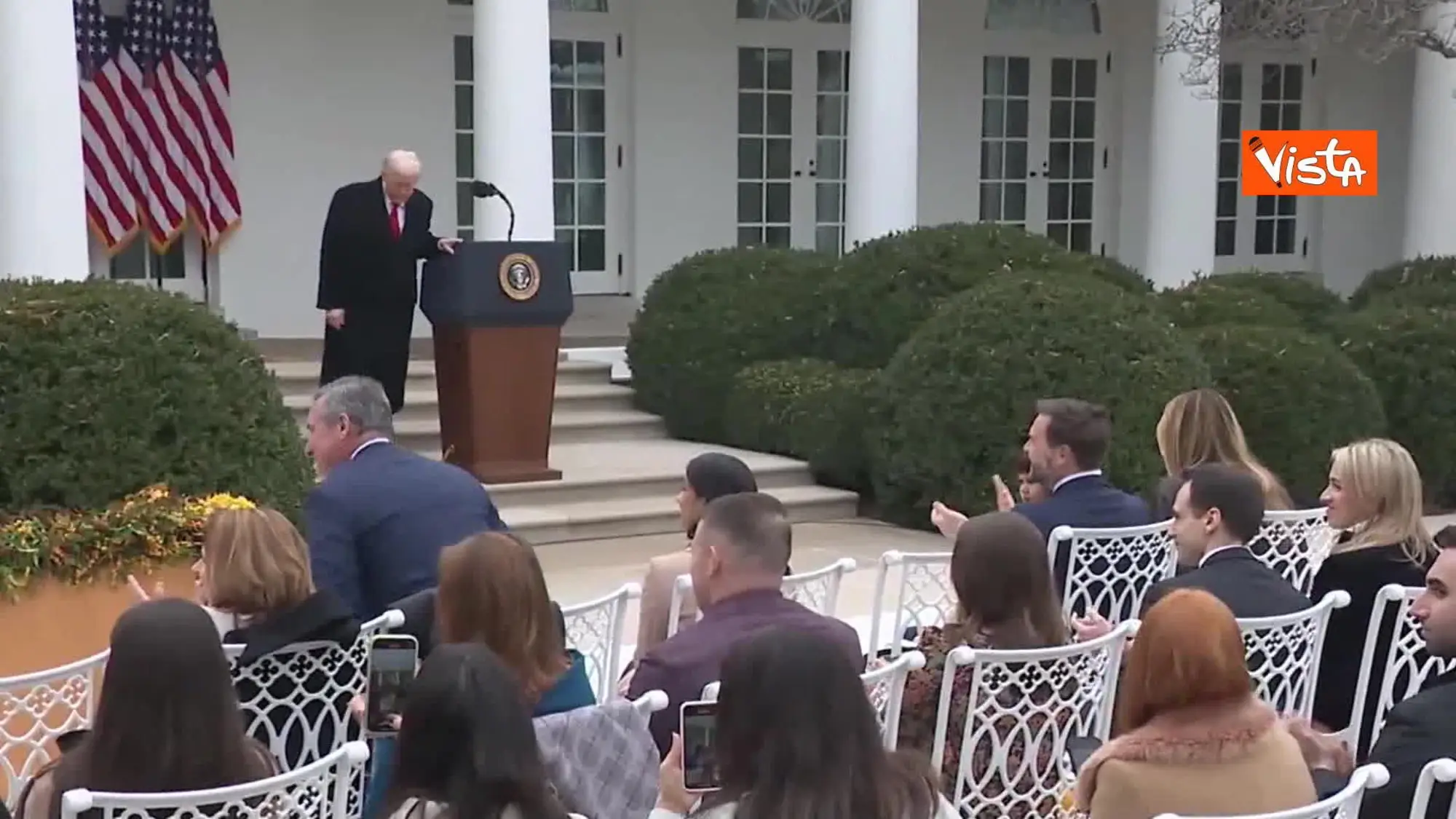 Donald Trump lo grazia, il tacchino risponde così: mai visto prima