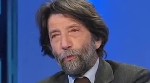 Massimo Cacciari sul caso-Repubblica: "Comanda Elkann, così come Berlusconi comanda altri gruppi editoriali"
