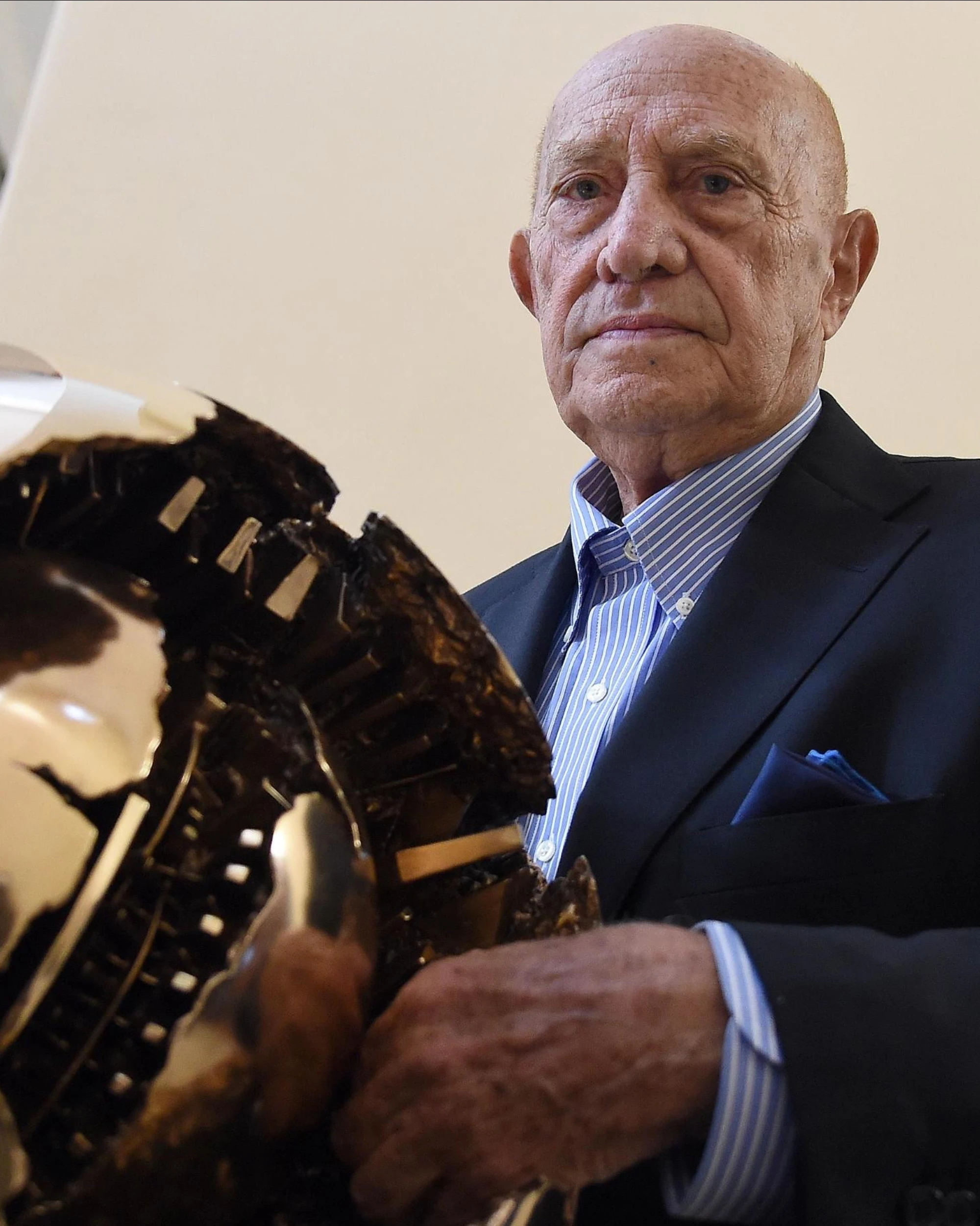 Arnaldo Pomodoro è morto: addio a un gigante dell'arte del Novecento