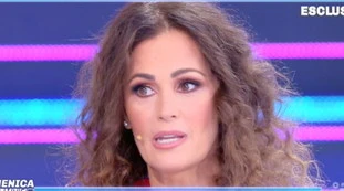 Domenica Live, rovinosa gaffe di Samantha De Grenet: "Era emozionatissimo", D'Urso smascherata