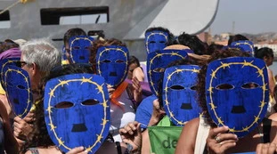 Immigrazione, "indagare chi ferma gli sbarchi": la Ue spalanca i porti