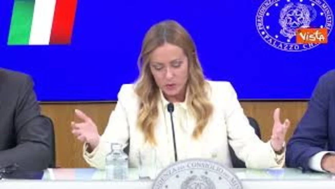 Meloni: Climatizzatori in tutte le scuole. Era meglio occuparsene di comprare banchi a rotelle