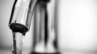 Coronavirus, tracce nell'acqua dei rubinetti a Parigi: un gravissimo campanello d'allarme