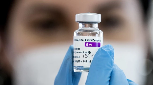 Vaccino AstraZeneca, sequestrate le cartelle cliniche: la procura indaga sugli effetti collaterali
