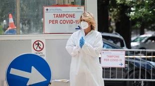 Coronavirus, preoccupazione a Roma per due nuovi focolai: 99 positivi al San Raffaele e 9 alla Garbatella