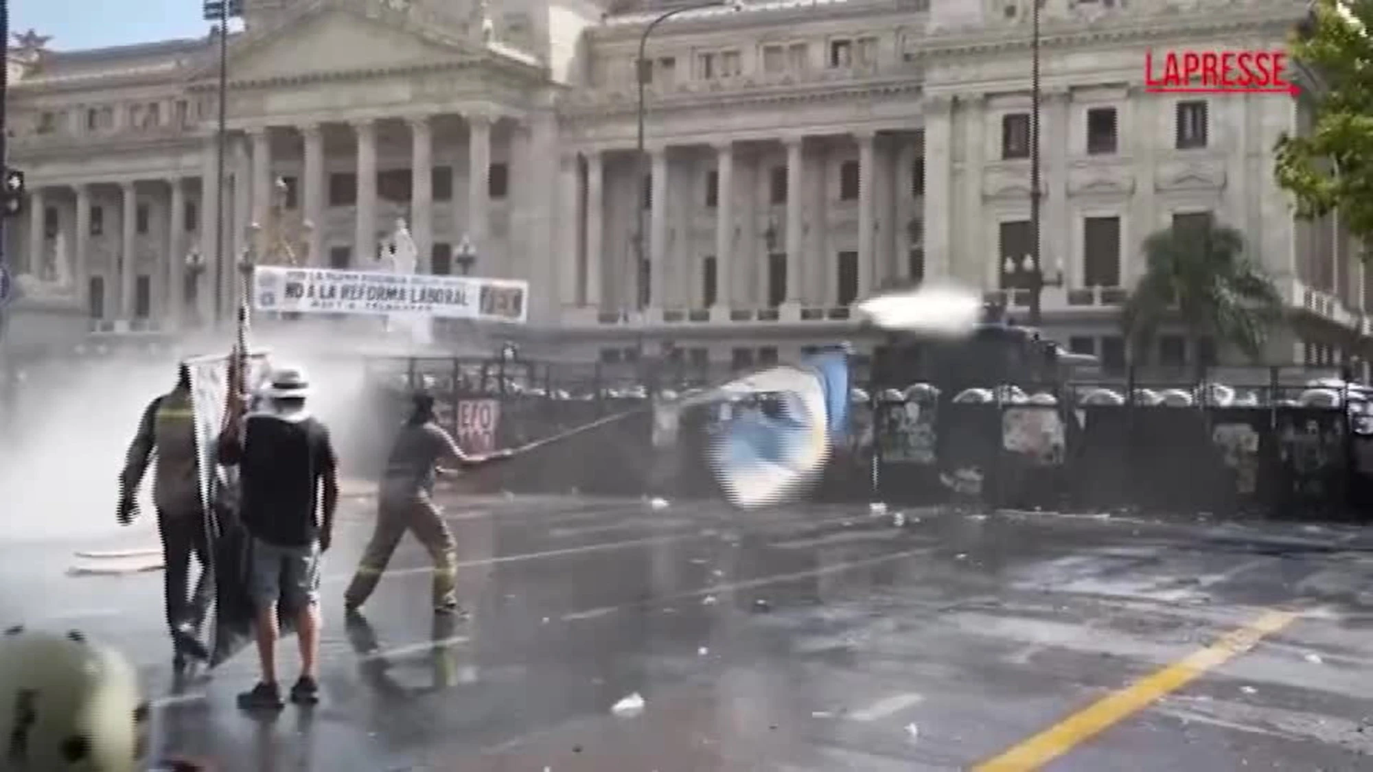 Argentina, scontri davanti al Congresso sulla riforma del lavoro di Milei