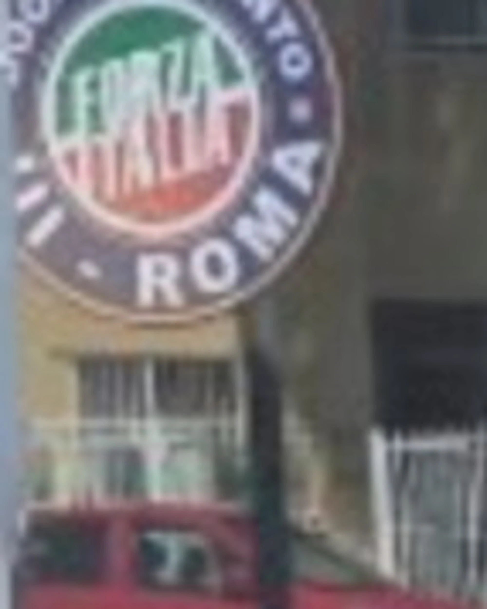 Roma, vandalizzata la sede di Forza Italia: "Fuori i fascisti"