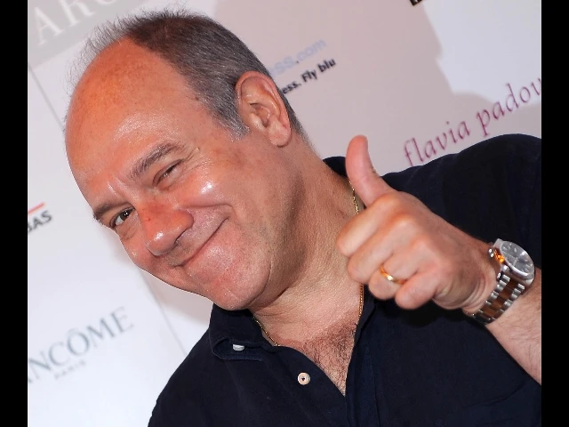 ''Ho scelto un tema difficile per una commedia. Quello dei mariti separati e divorziati che vedono gran parte del loro stipendio andare a sostegno di mogli e figli creando cosi' un'ulteriore categoria di nuovi poveri'': cosi' Carlo Verdone parla di 'Posti in piedi in Paradiso' il suo nuovo film 