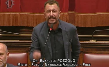 https://media.liberoquotidiano.it/yJ-AgXYasmGeEybLtEgcAUECtRsQv0fesH2mGnMYOlo/width:800/quality:90/aW1hZ2VzLzIwMjYvMDYvMjMvMTIyNzU2MzE3LTBhNzcwYzAyLWM0M2QtNDU4ZC04Y2MzLWY1ZWQ0NDRmZTE2OC5qcGc.webp