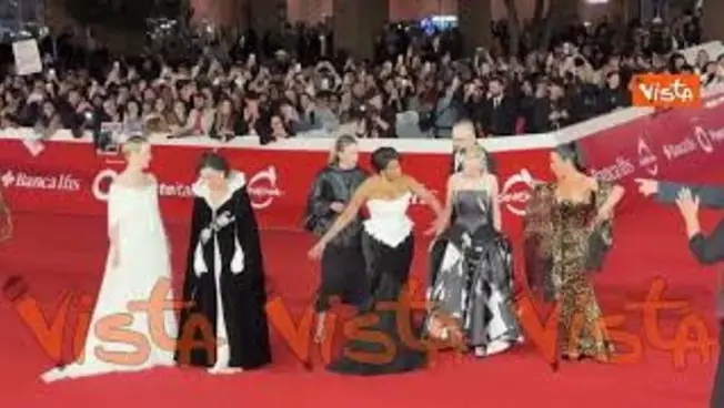Leggi l'articolo: Kim Kardashian e il cast di 'All's Fair' posa per i fotografi sul alla Festa del cinema di Roma