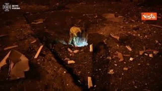 Nuovo attacco russo su Kiev con 16 missili balistici, le immagini dei soccorsi