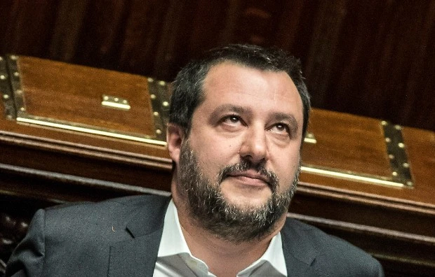 Matteo Salvini entra alla Camera con la giacca della Polizia e il Pd sbrocca: "Come i dittatori e i golpisti"