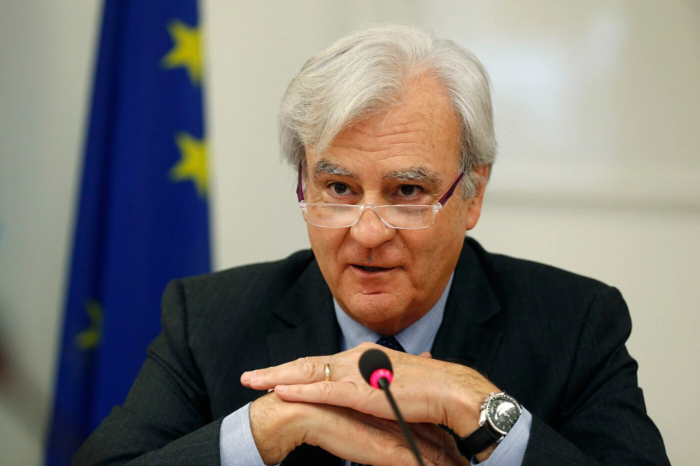 Antonio Maria Rinaldi, l'acqua pro-migranti a Strasburgo: Carola, come Rackete
