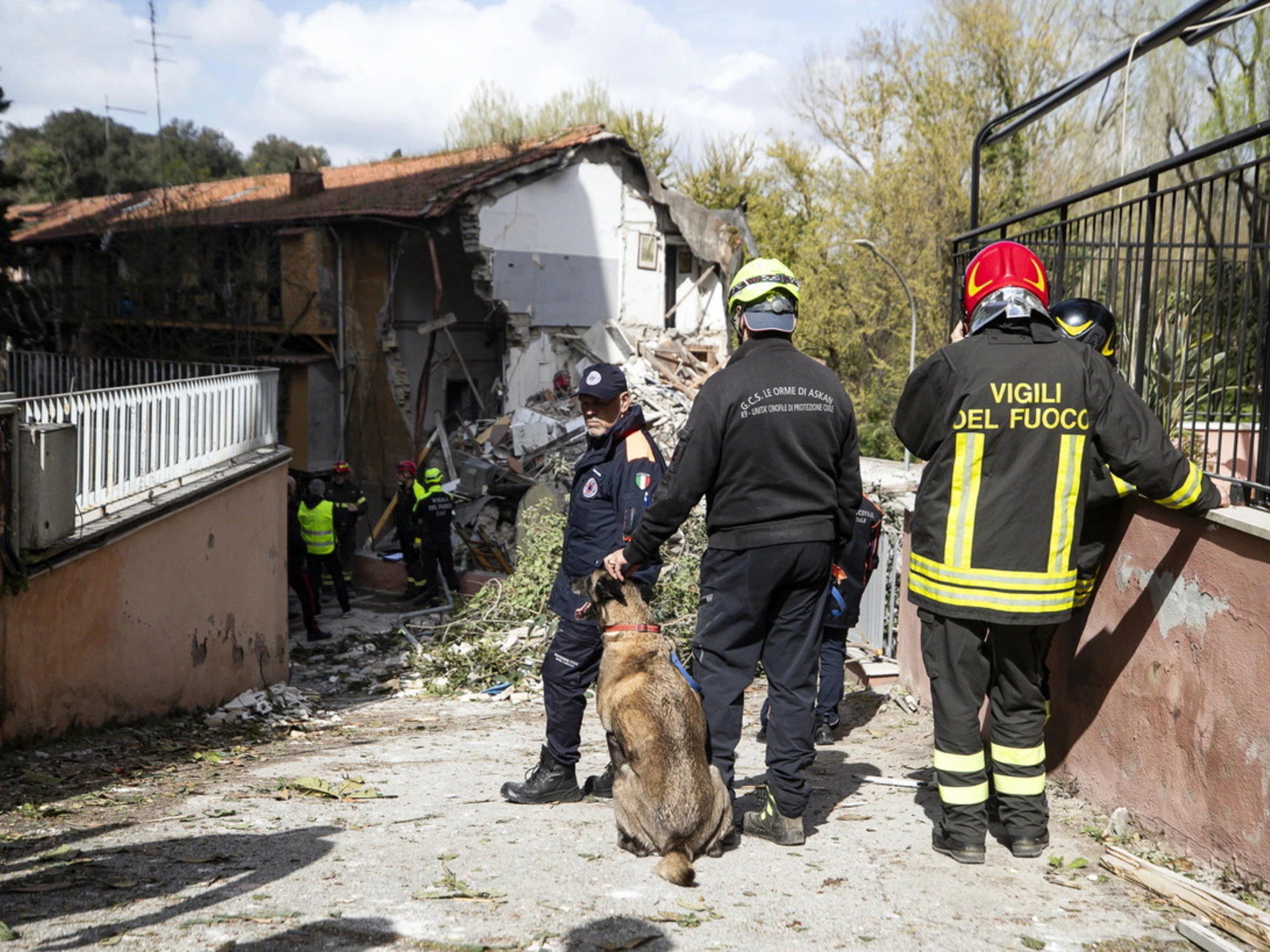 Roma, palazzina crollata: aperta un'inchiesta. Il grave sospetto sul primo piano, chi è l'unico ferito