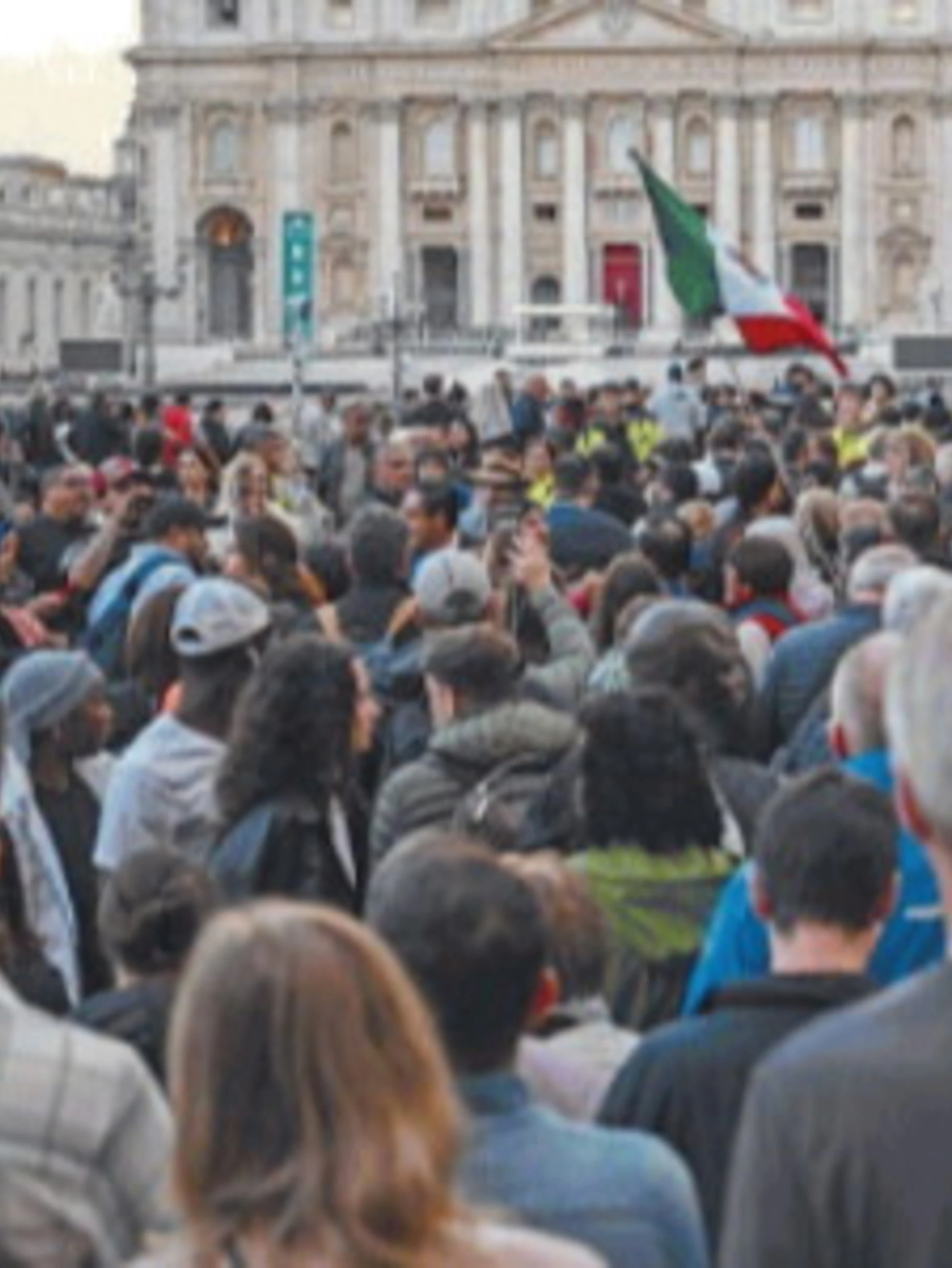 Papa Francesco, i fedeli in coda al feretro usati per "chiedere" un Bergoglio bis