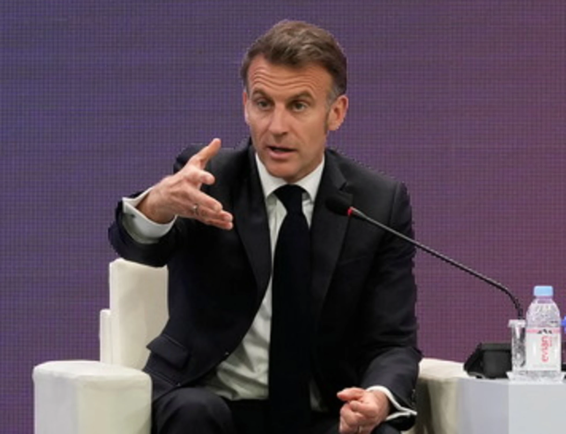 Macron double-face. E l'Iran fa passare le navi dei francesi