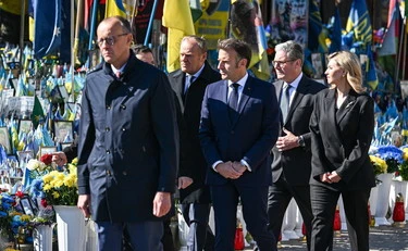 Volenterosi a Kiev. Mosca gela Macron. Trump: "Pronti a tregua da lunedì"