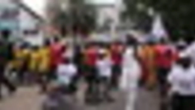 La fiamma dei Giochi Olimpici Giovanili attraversa le strade di Dakar