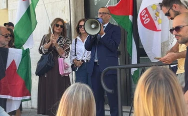 https://media.liberoquotidiano.it/yNRPpAeo60ewF4gOFnxeZGFmPCuWrQ8RTB2zick_xRg/width:800/quality:90/aW1hZ2VzLzIwMjUvMDkvMjcvMDkyMzQ1NzUyLWFhZDhjZmNhLTJlMjktNGYwYi04NDc4LWJlMTNiYjIzZWYyNC5qcGc.webp