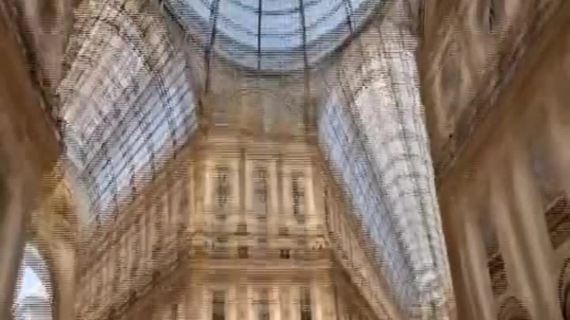 Toro in Galleria senza testicoli, i turisti a Milano gettano monetine: ecco il nuovo rito portafortuna