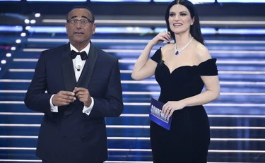 Sanremo 2026, la diretta della seconda serata: Carlo Conti cerca il riscatto. Attesa per Achille Lauro