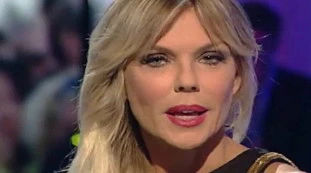 Matilde Brandi, la rettifica: "Il padre deceduto a causa di una malattia pregressa e non di Covid-19"