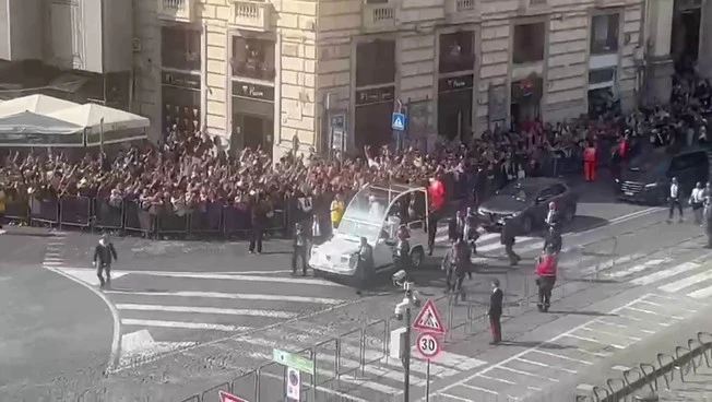Leone XIV saluta i fedeli dalla Papamobile in piazza del Plebiscito a Napoli