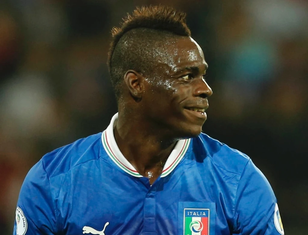 Balotelli, rientro burrascoso a Milano dopo la nazionale: sfotte i giornalisti e litiga per il charter annullato