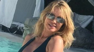 Anna Falchi, in costume intero conquista fan su Instagram: "Sei una dea..."