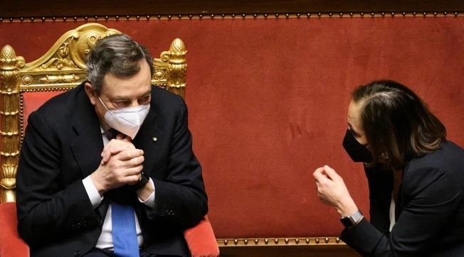 Mario Draghi, "estate difficile". La cabina di regia, Lamorgese sotto tutela: il governo cade sugli sbarchi?