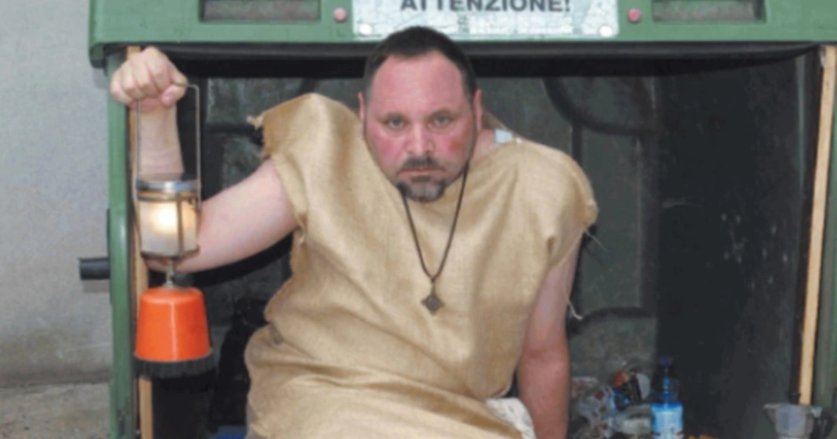 Franz, il filosofo scrive il suo capolavoro nel cassonetto dell'immondizia