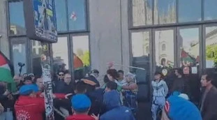 25 Aprile a Milano, tensioni in piazza Duomo, lo show di Scurati e un cane contro la folla