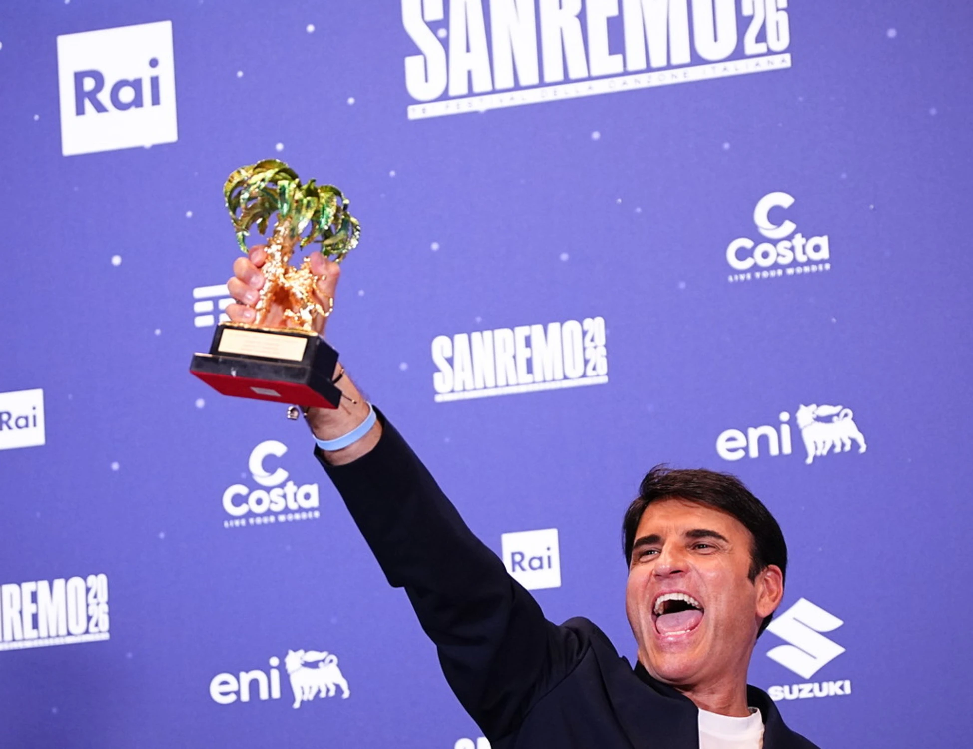 Sal Da Vinci insultato dalle femministe: "Vecchio e pure nonno, perché fa paura"