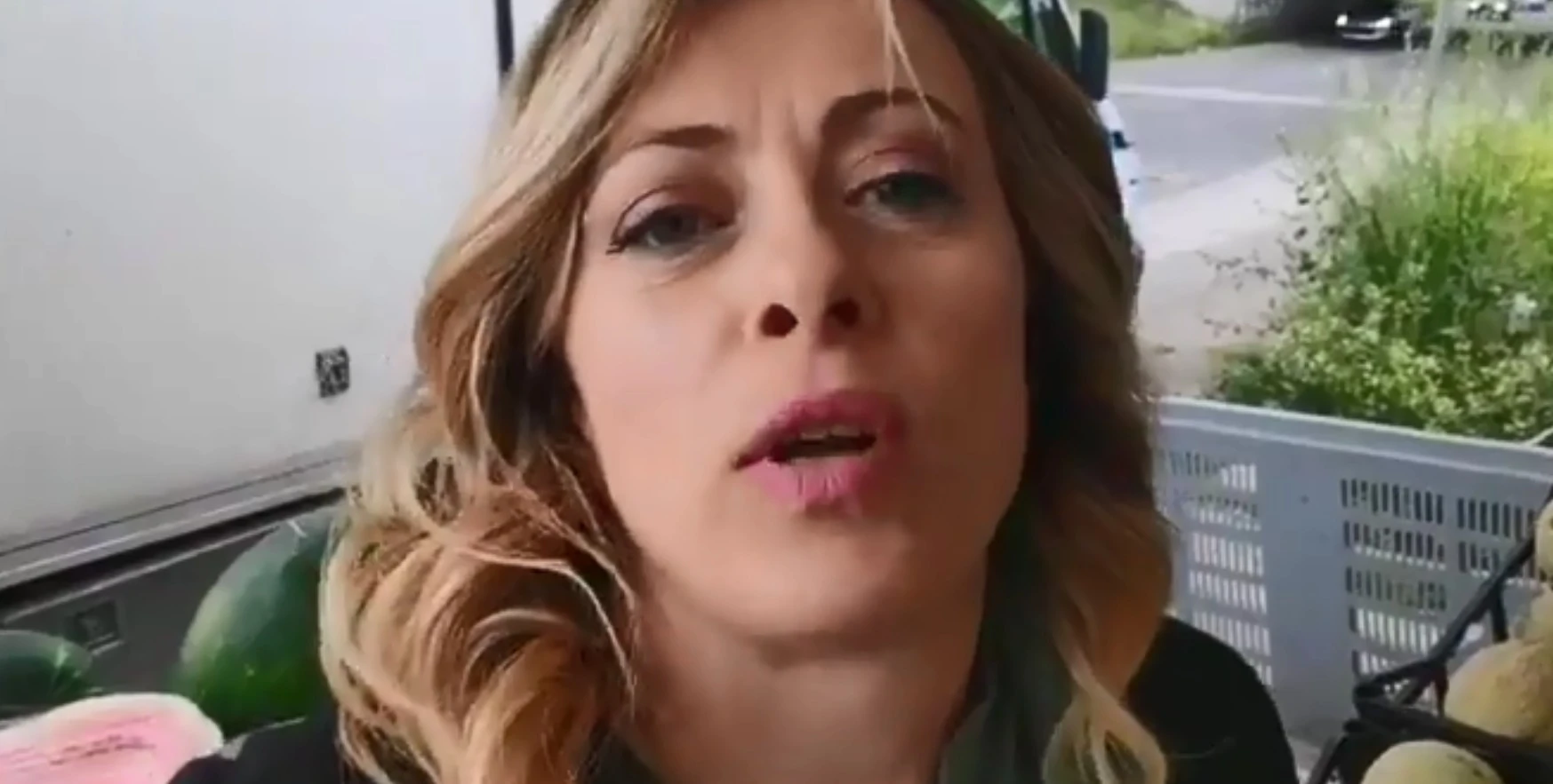 Giorgia Meloni frega il silenzio elettorale: "Per chi votiamo, oggi?"