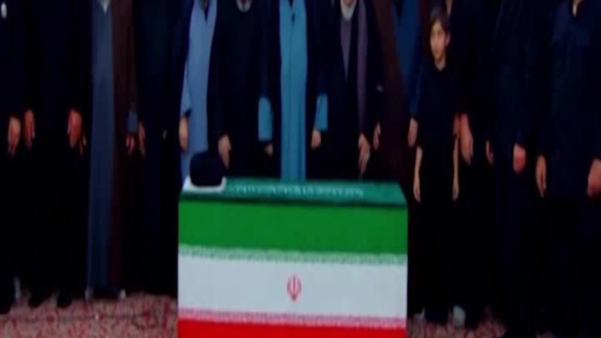 Iran, migliaia di persone alle preghiere funebri per Ali Khamenei