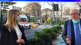 Pomeriggio 5, Massimo Galli risponde a Barbara d'Urso: "Abiti e superfici, come comportarsi"