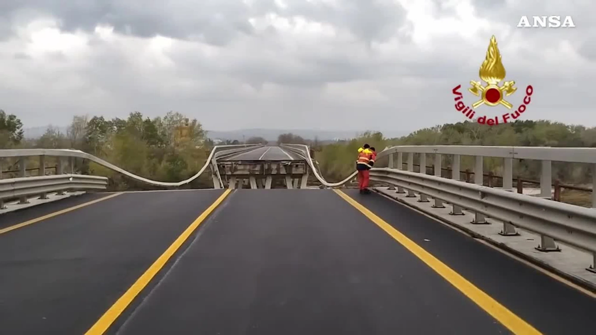 Crollo del ponte sul Trigno, continuano le ricerche dell'auto caduta 