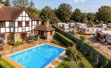 Comprano una villa da sogno, ma arrivano i rom come vicini: finisce in disgrazia