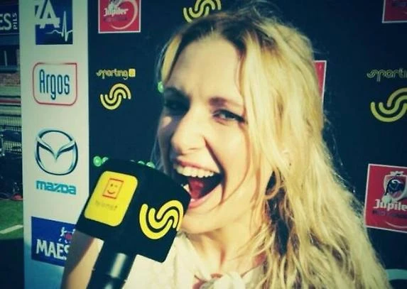 La sexy giornalista che svela sms piccanti di arbitri e calciatori