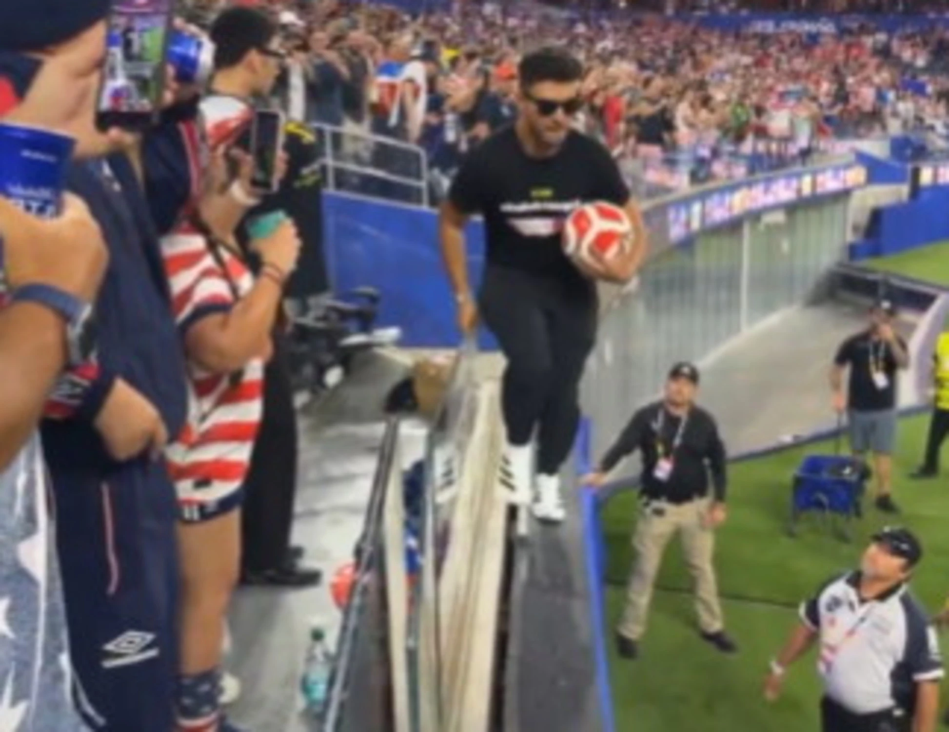 Mondiali 2026, tifoso usa prova a invadere il campo: "Fot***o idiota", massacrato dalla sicurezza