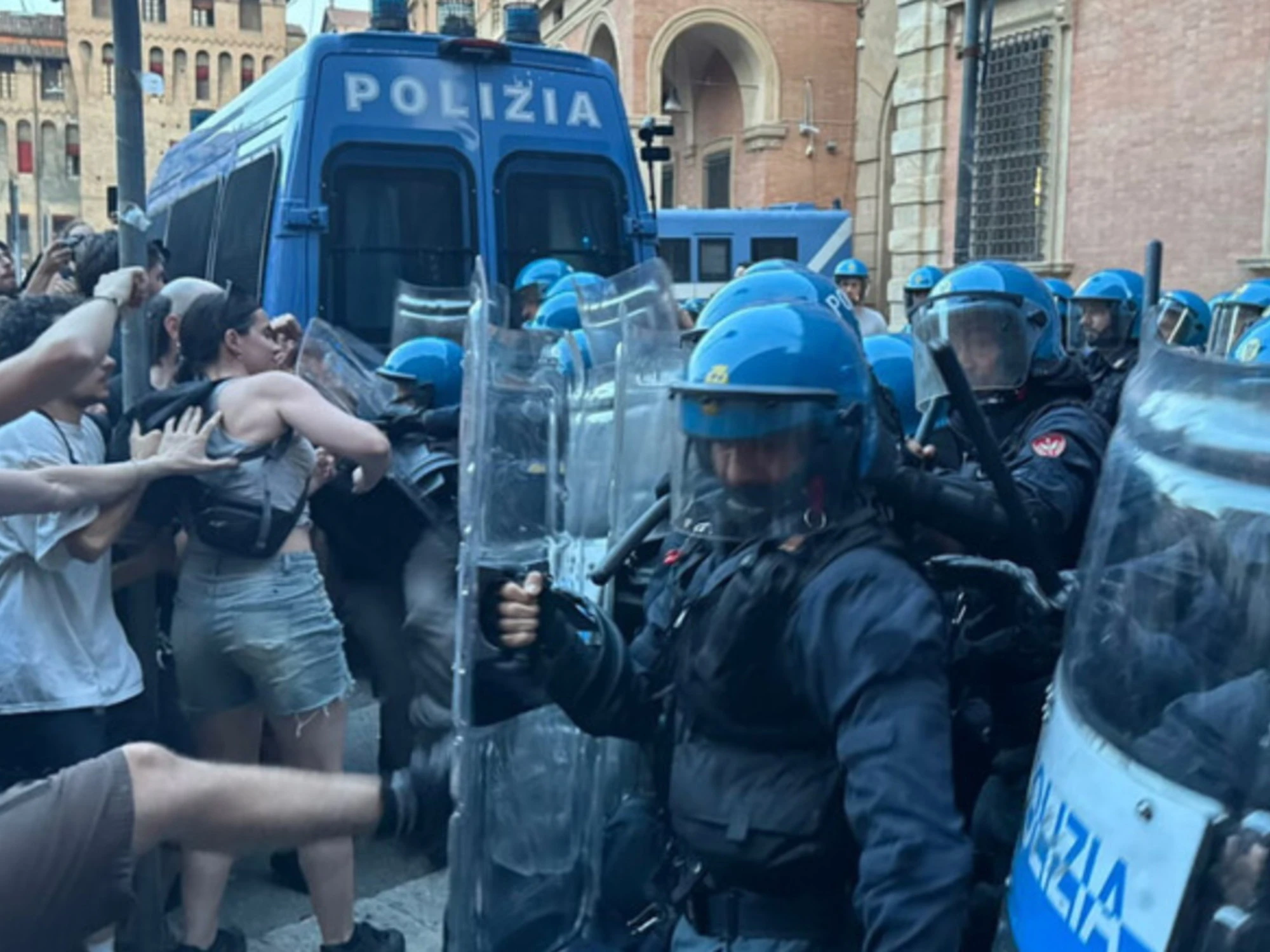 Bologna, quando le istituzioni dovrebbero attendere la giustizia prima della piazza