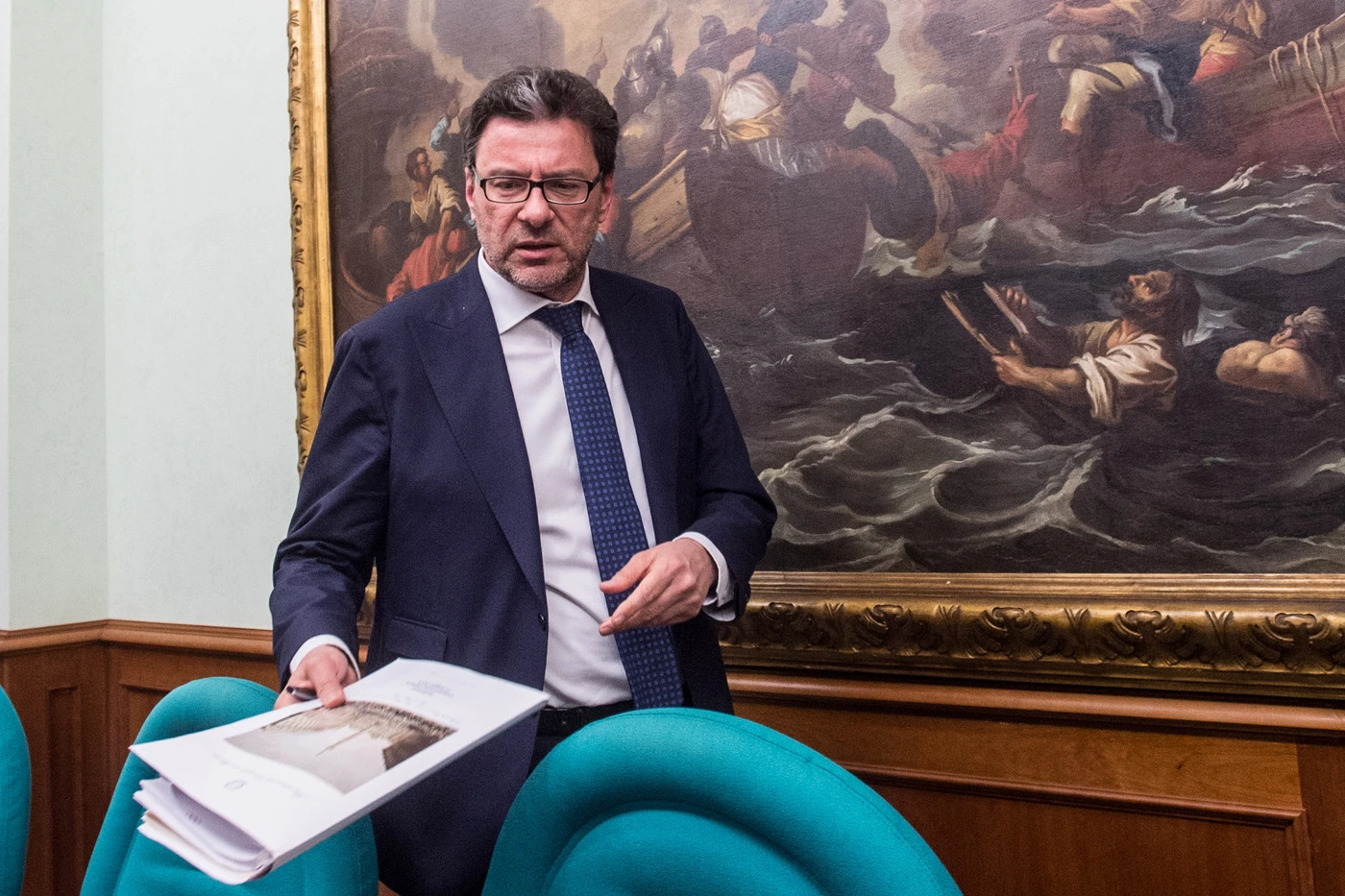 Giancarlo Giorgetti non raccoglie la sfida. Conte: "Allora sfiduciami", il leghista resta a Milano