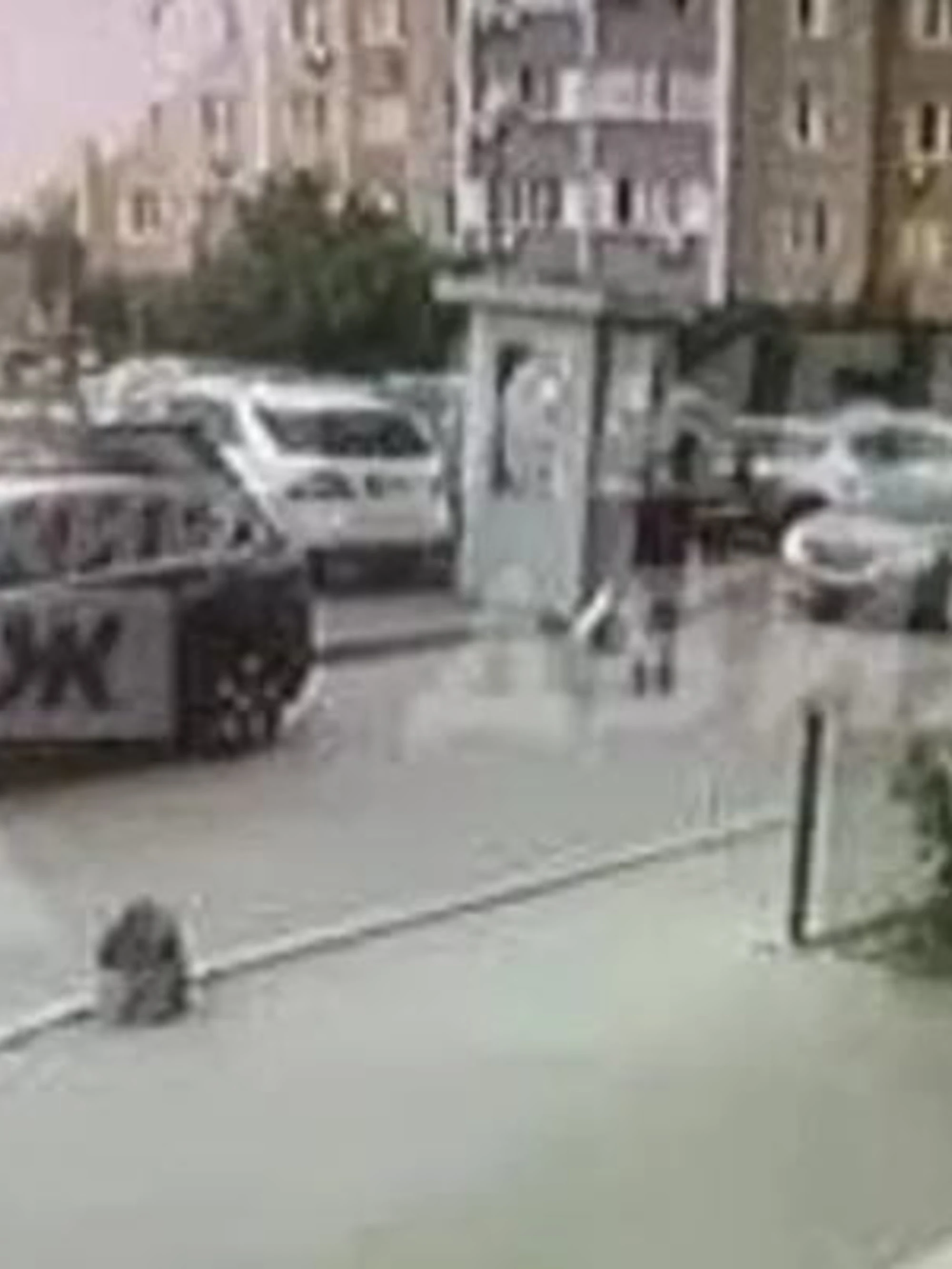 Ucraina, alto ufficiale degli 007 ucciso in centro a Kiev: video choc